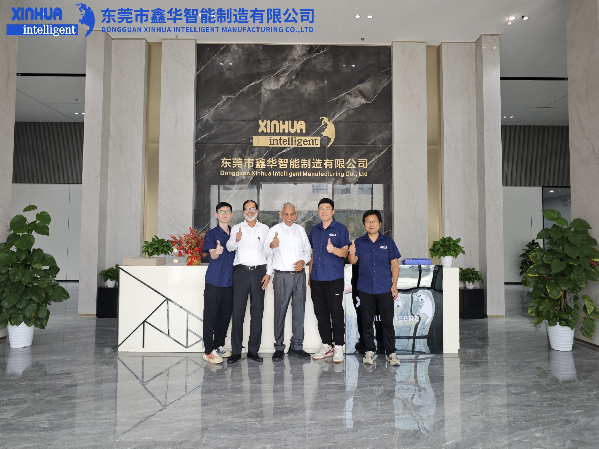 鑫華智能來(lái)訪問(wèn)的外貿(mào)客戶與同事合影